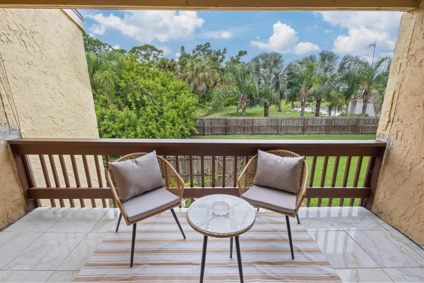 Boho Style 2bd 1 Bath Heated Pool, 6 Min Siesta *